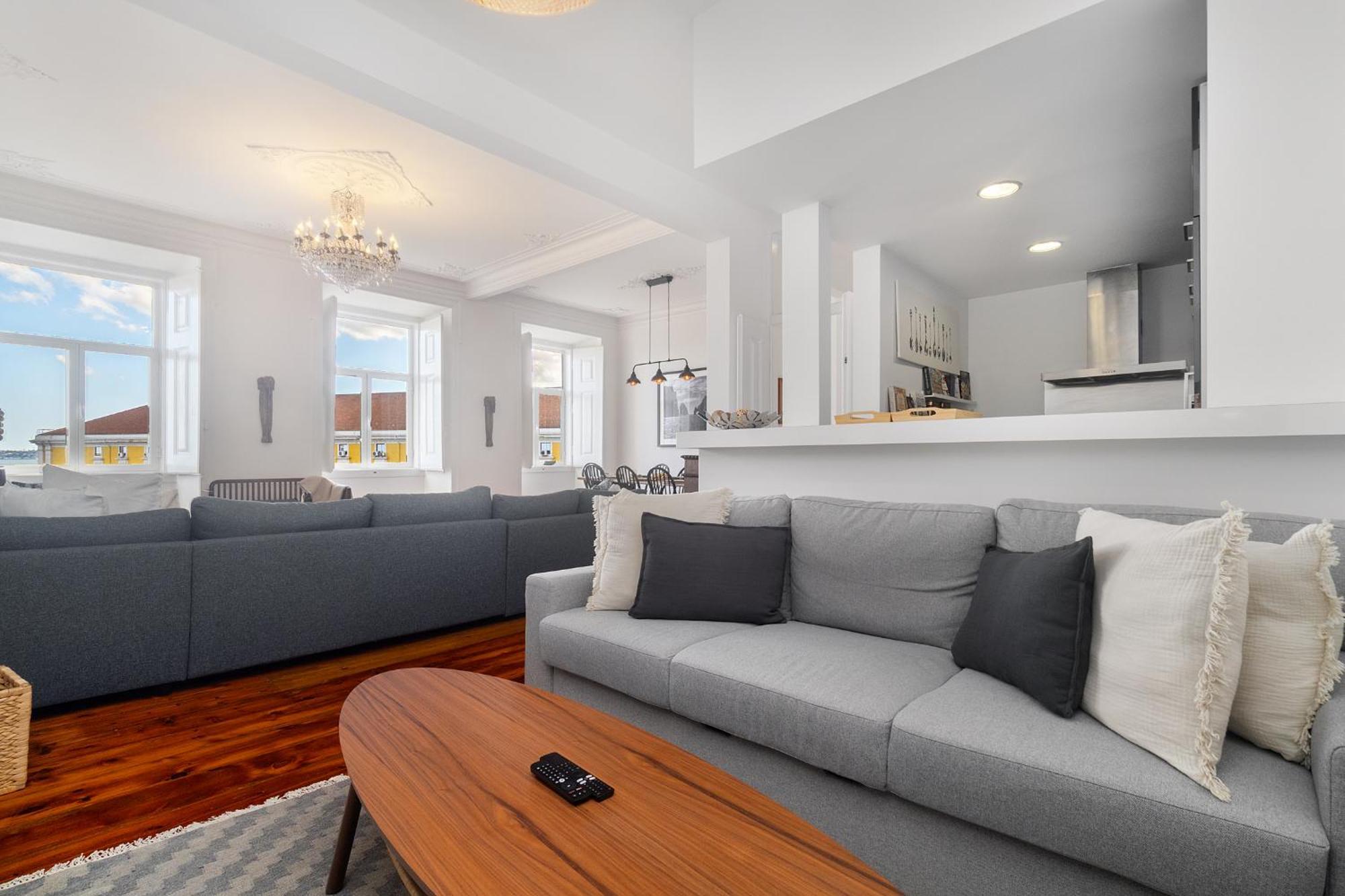 Whome Majestic With Breathtaking River Views *